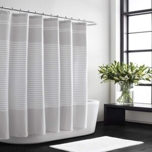 NWT Vera Wang 100% Cotton Lightweight Shower Curtain 70" x 72" Seersucker